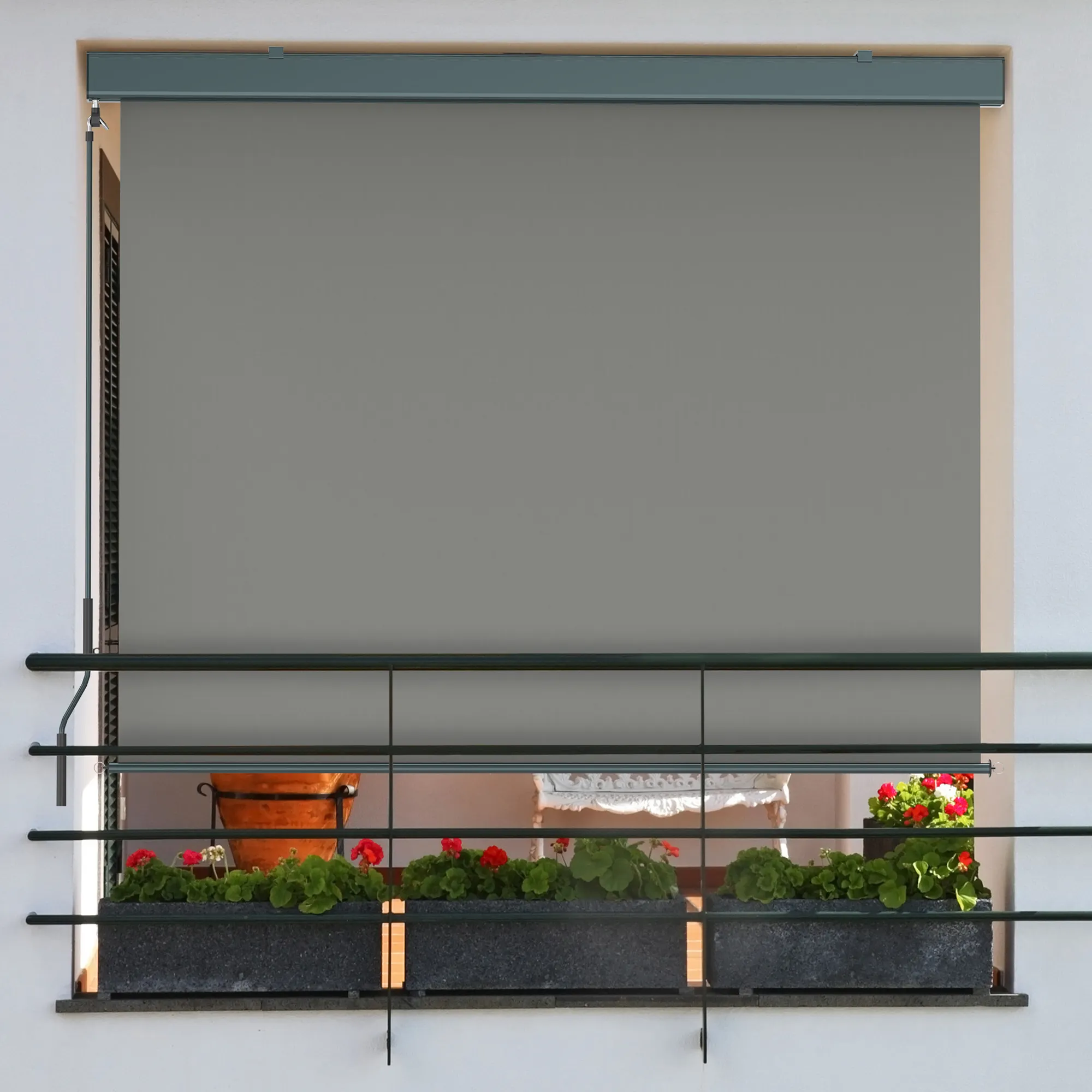 Tenda esterna con cassonetto e manovella montata sul balcone, protezione della vista e solare