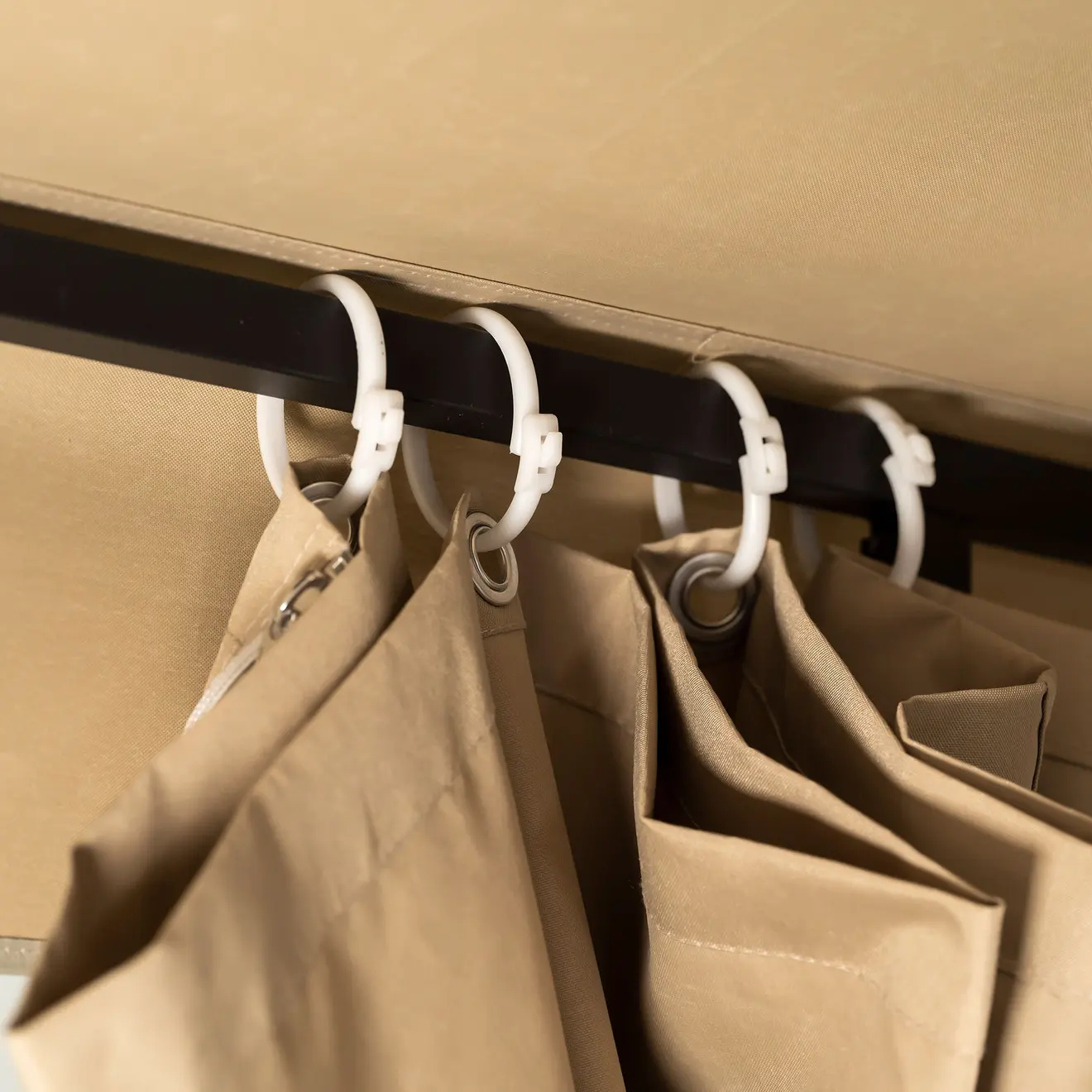 Aufhängung der Pavillonseitenwände mit Kunststoffringen an Stange