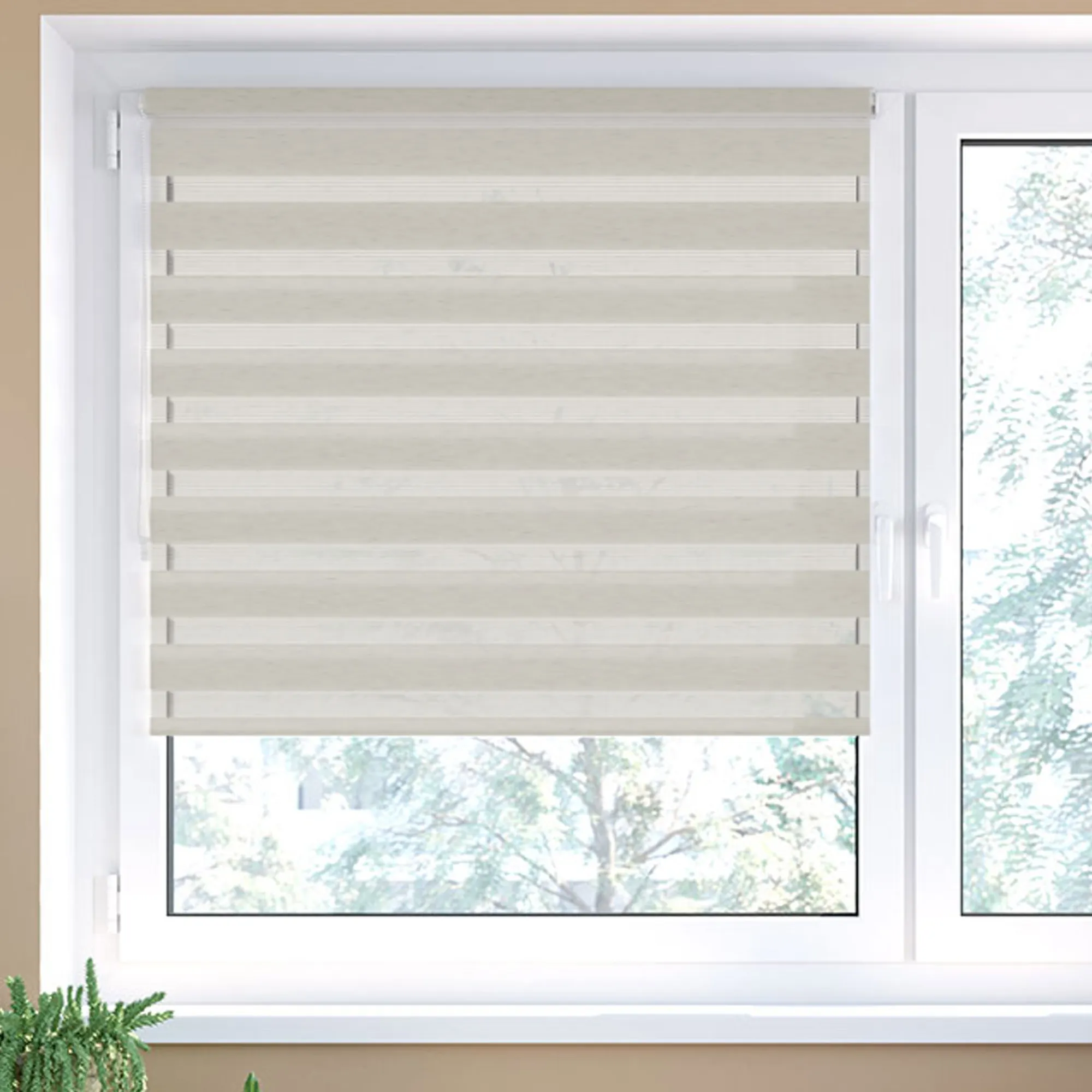 Doppio rullo montato su una finestra, consente la regolazione della luce e la privacy