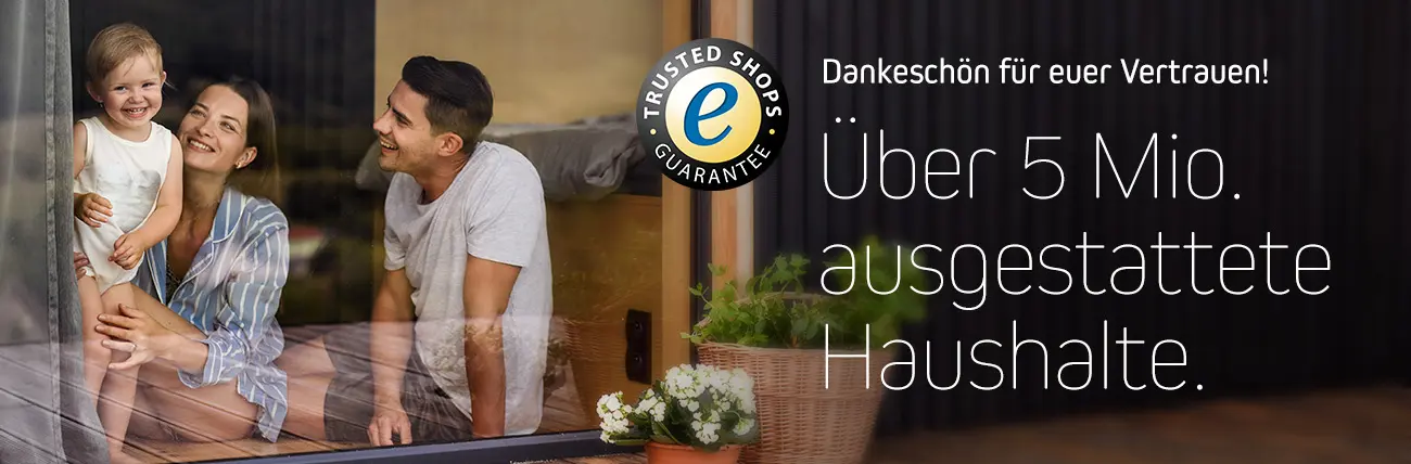 Familie lächelt durch ein Fenster, Text: "Über 5 Mio. ausgestattete Haushalte"