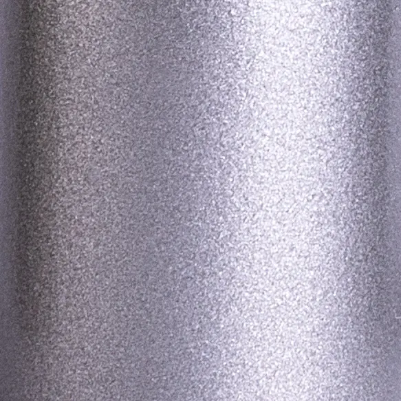 Supporto a parete con bastone per tende e corsia interna, montato con tende