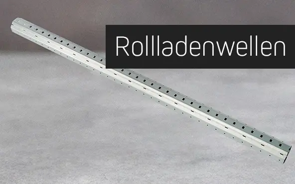 Rolladenwelle mit Löchern, geeignet für Rolladensysteme, auf grauem Hintergrund