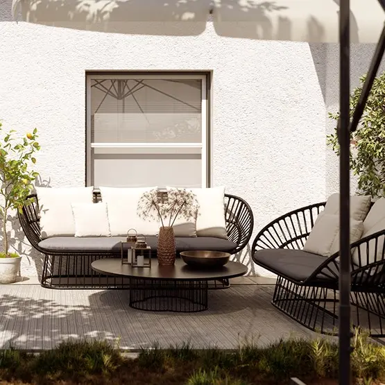 Terrasse mit Sitzmöbeln, Tisch und Fenster mit Plissee-Moskitonetz von außen