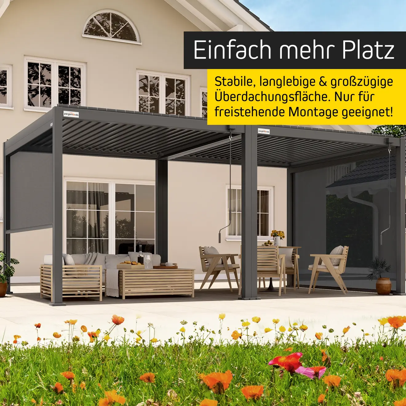 Pergola mit Lamellendach, freistehend, mit Sitzmöbeln und Tisch darunter, vor einem Haus