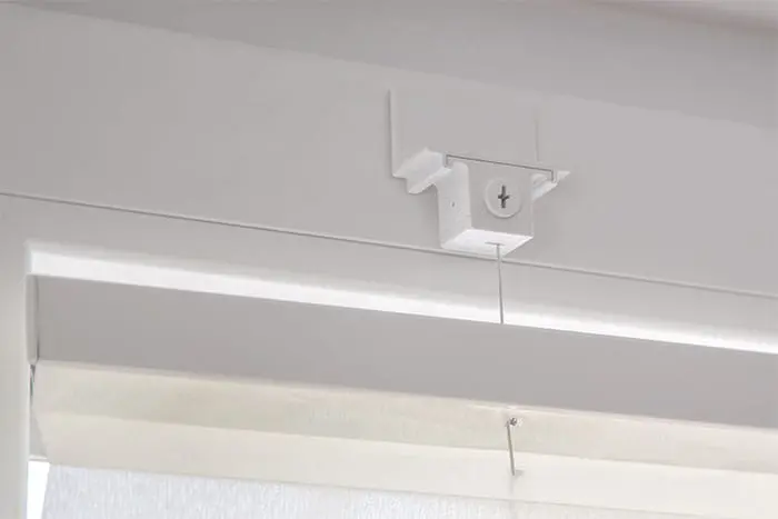 Befestigungs-Set für EasyFix Plissees, Klebehalter an Fensterrahmen montiert