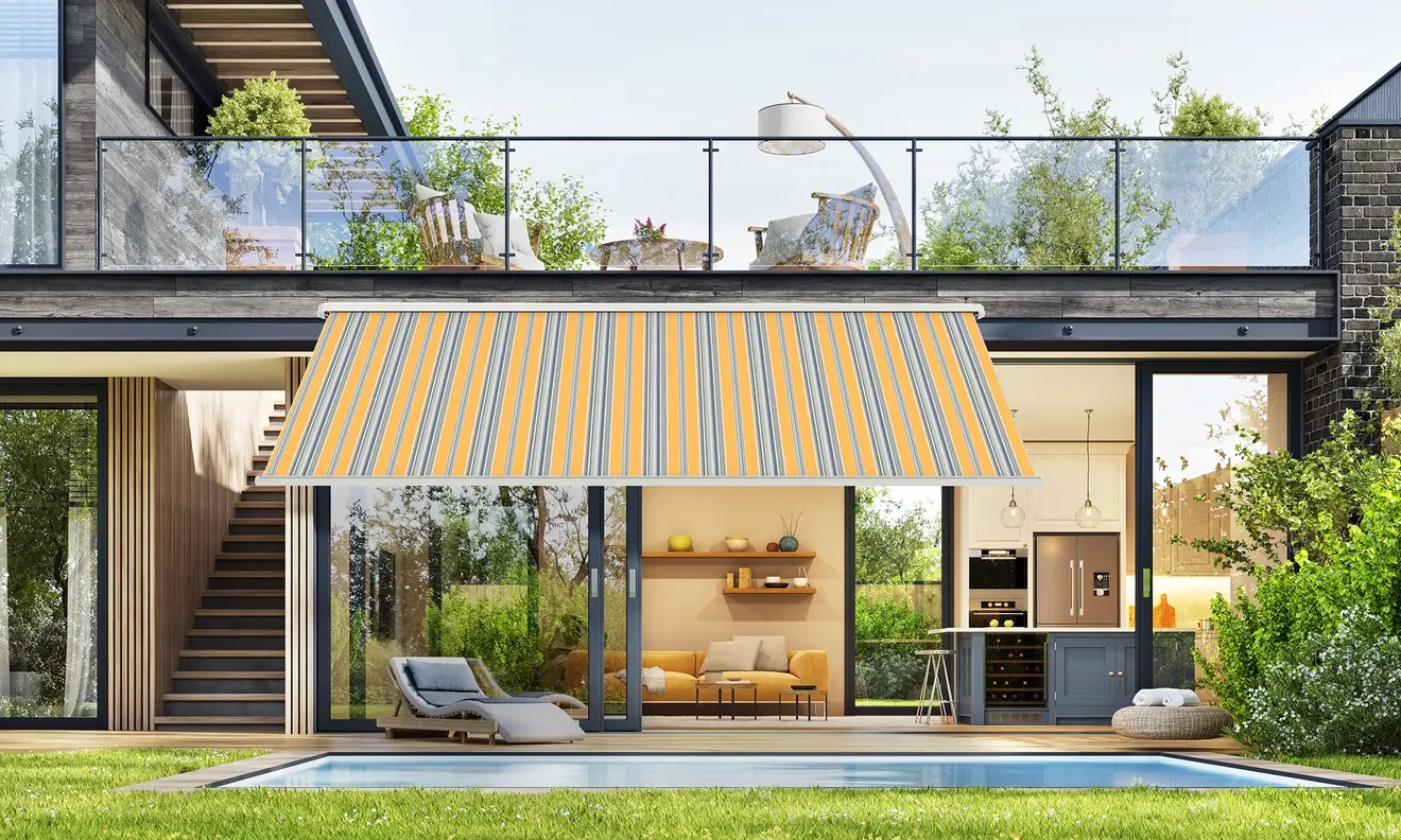 Kassettenmarkise Curve 2000 über Terrasse eines modernen Hauses, bietet Sonnenschutz