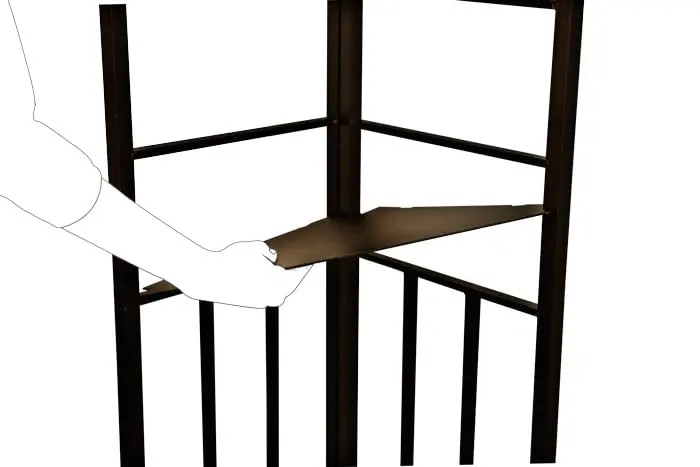 Eckablagefach wird in einen Pavillonrahmen eingesetzt