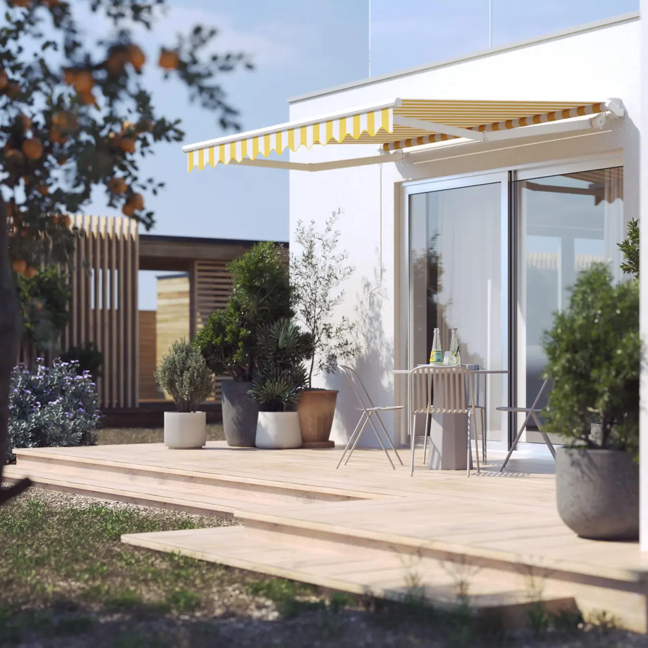 Offene Gelenkarmmarkise über Terrasse mit Tisch und Stühlen, umgeben von Pflanzen