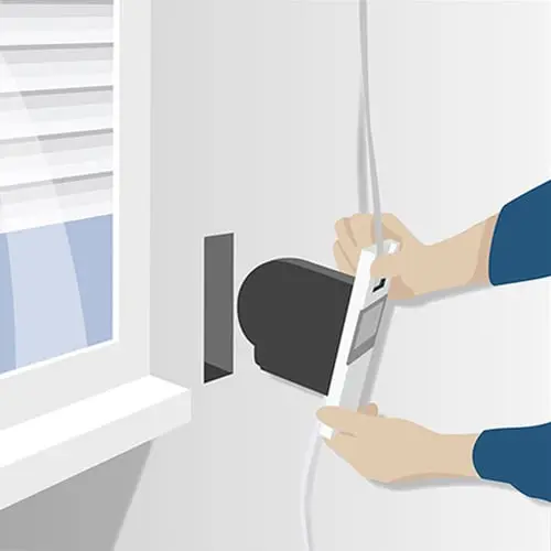 Person installiert elektrischen Gurtwickler eWickler Comfort an einem Fenster mit Rollladen