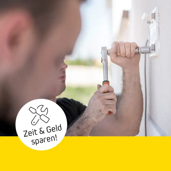 Person montiert etwas an einer Wand mit Werkzeug, Text: "Zeit & Geld sparen"