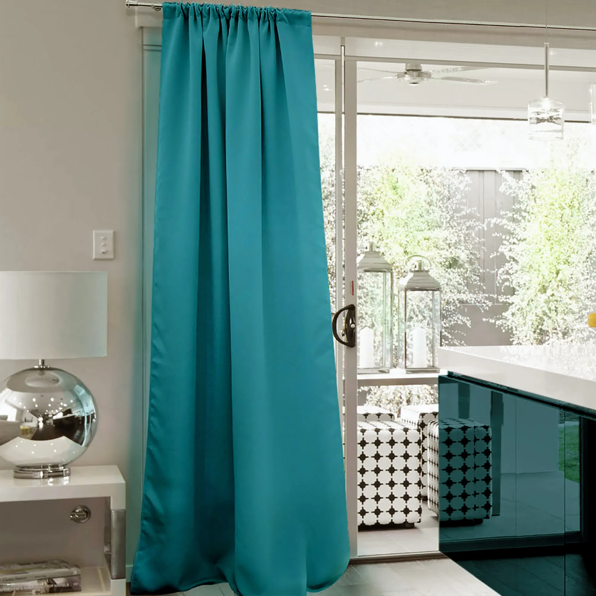 Tenda con arricciatura alla porta del terrazzo in una cucina moderna