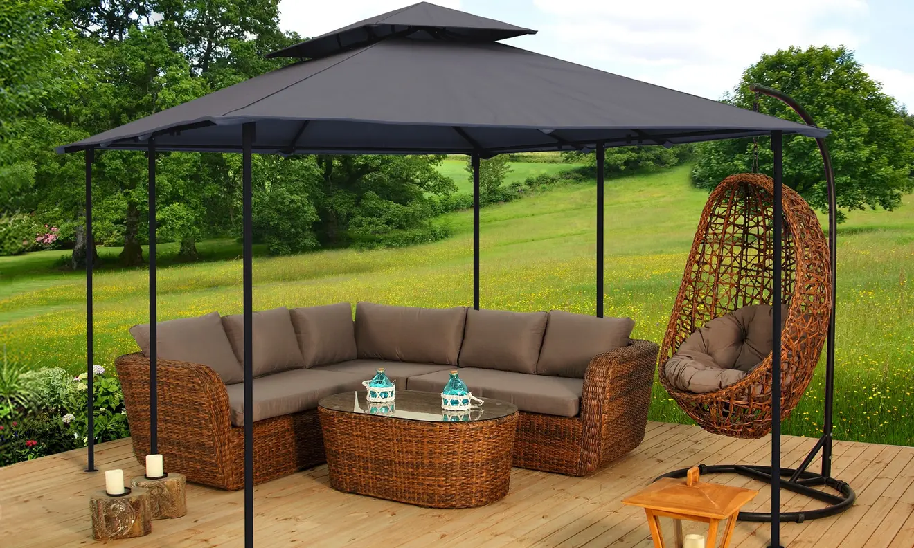Gartenpavillon mit Sitzgruppe und Hängesessel auf Holzterrasse in grüner Umgebung