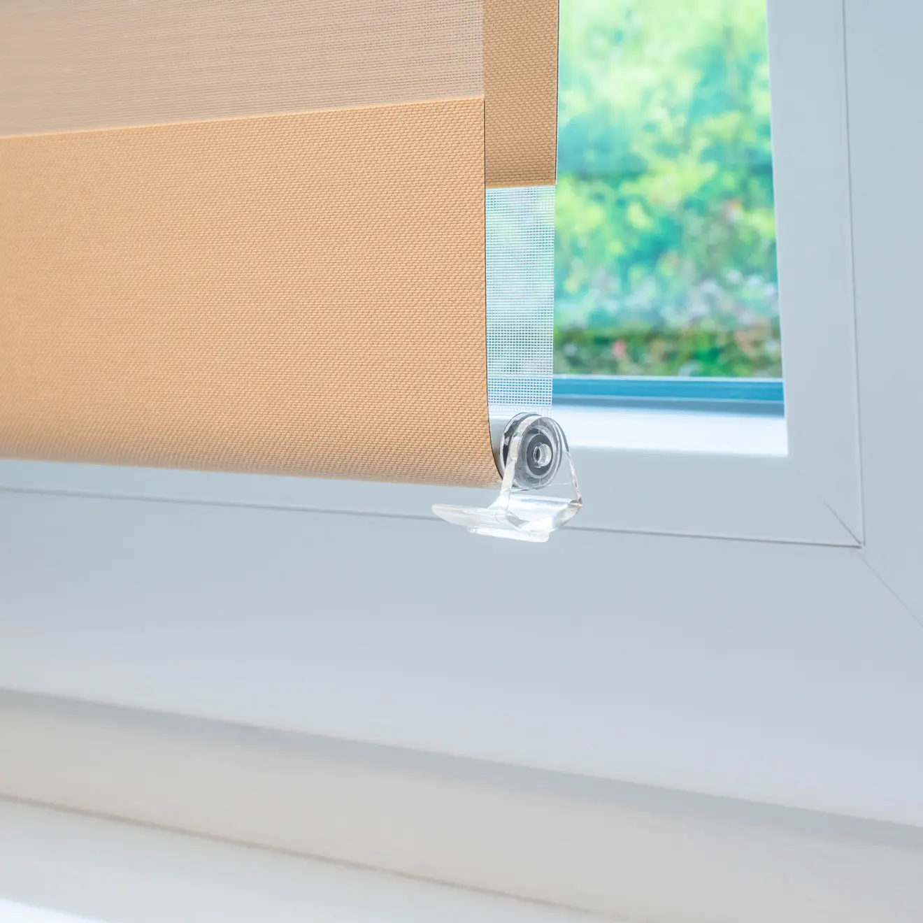 Elektrisches Smart Doppelrollo an einem Fenster montiert, Detailansicht der Halterung