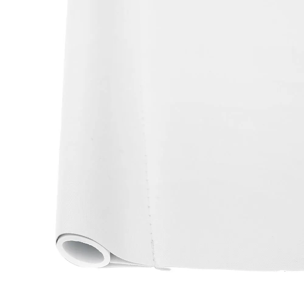 Tenda oscurante montata su supporto a parete, parzialmente arrotolata