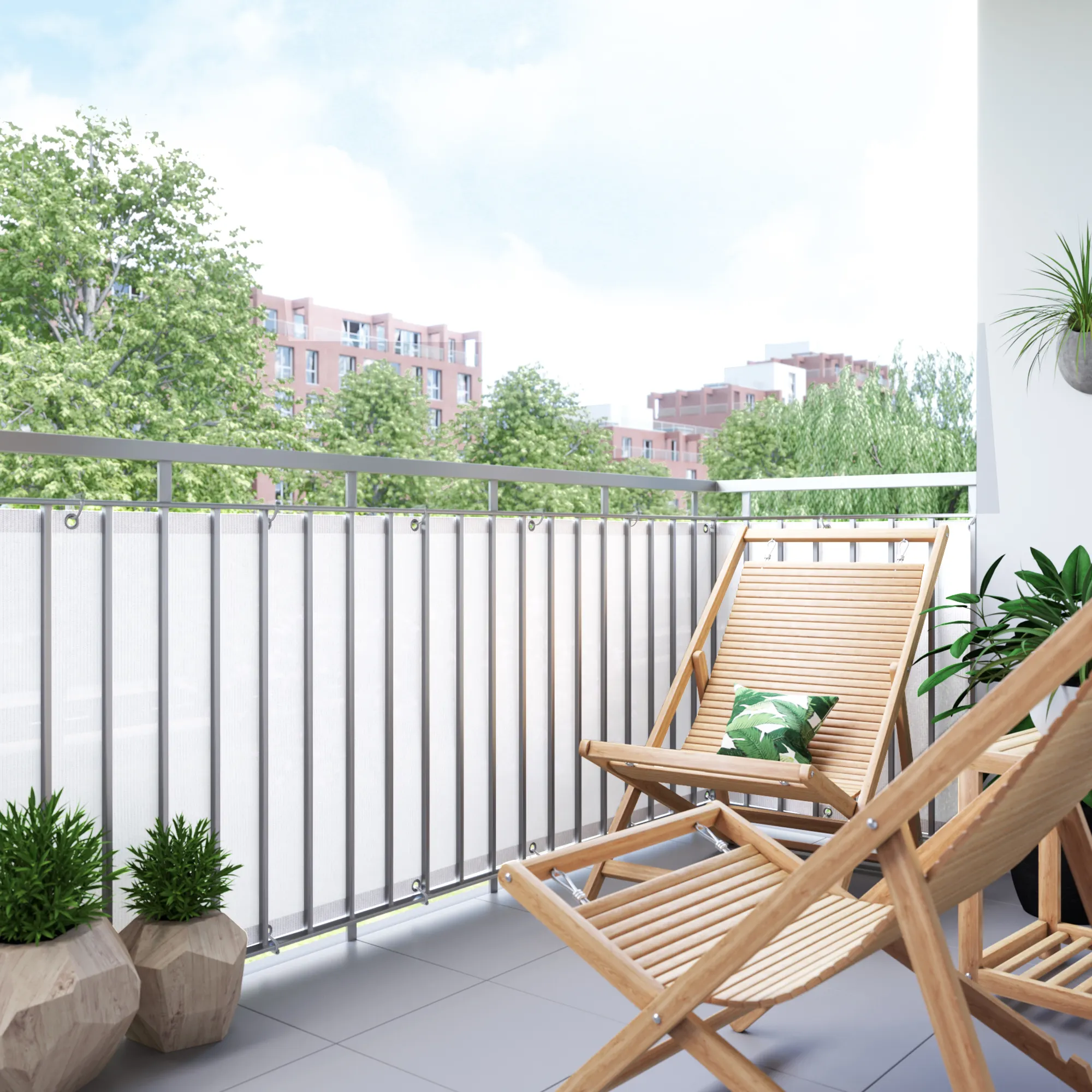 Balcone con rivestimento in materiale traspirante, circondato da piante e sedie