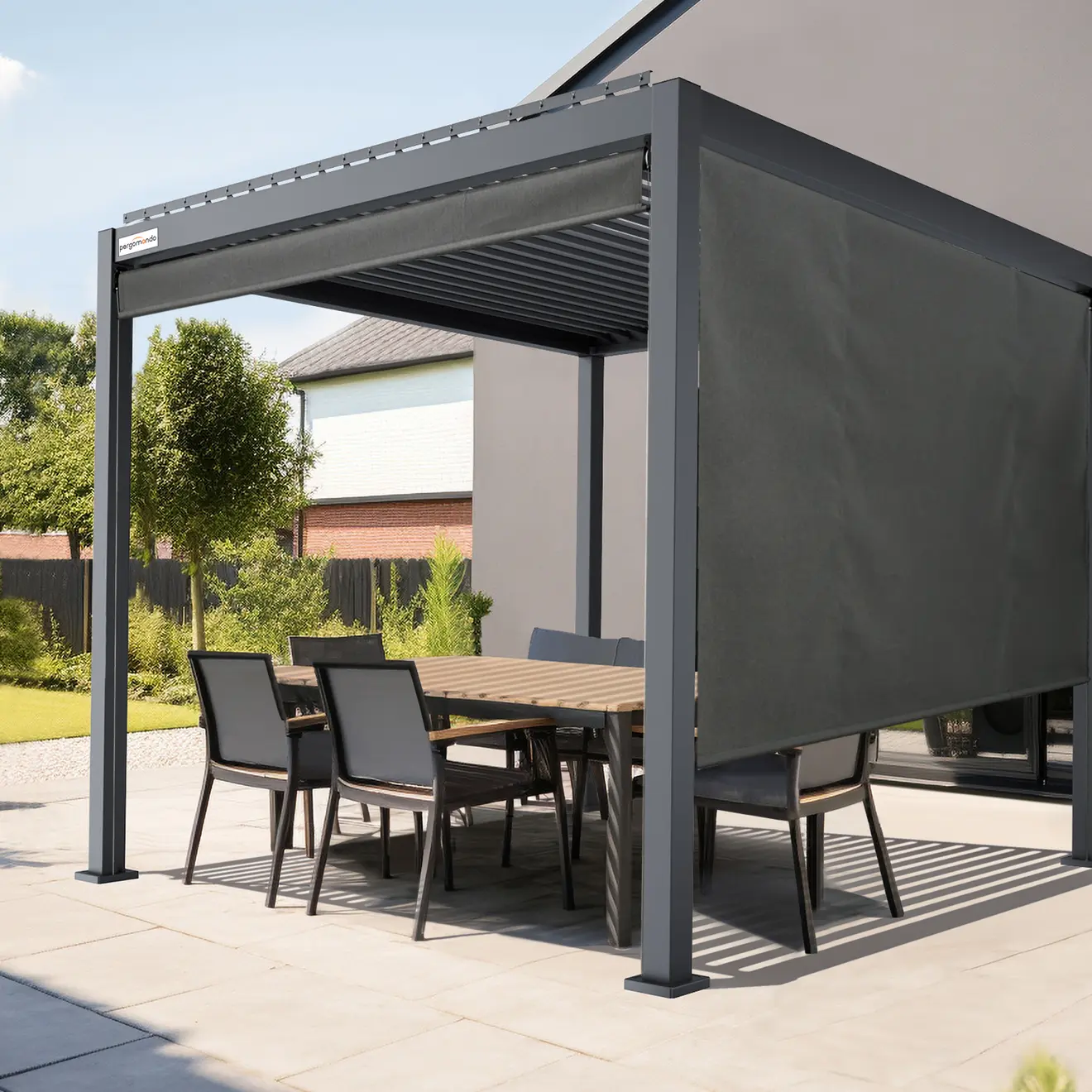 Pergola mit Außenrollo auf Terasse mit Esstisch und Stühlen
