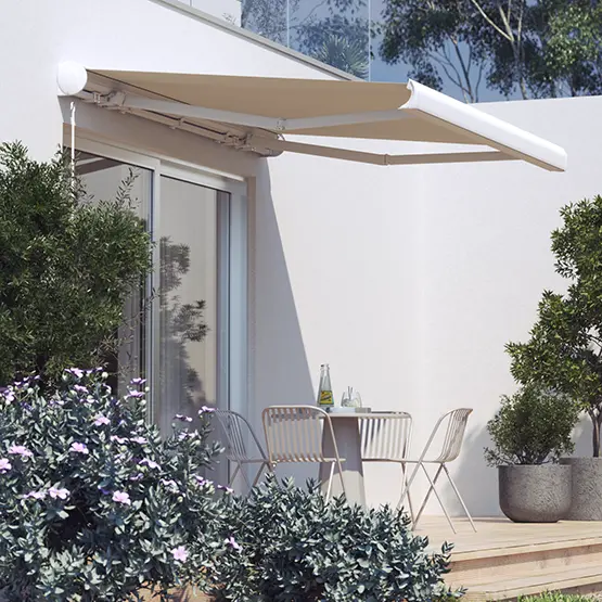 Terrasse mit Markise in Kassette, Tisch und Stühlen, umgeben von Pflanzen