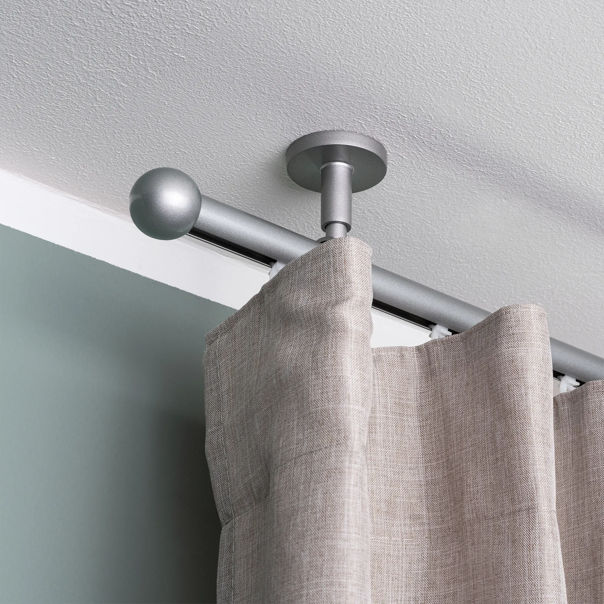 Set di bastoni per tende con corsia interna e estremità sferica, montato al soffitto con tenda fissata