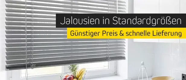 Jalousie an einem Fenster in einer Küche, Werbetext für Standardgrößen und schnelle Lieferung