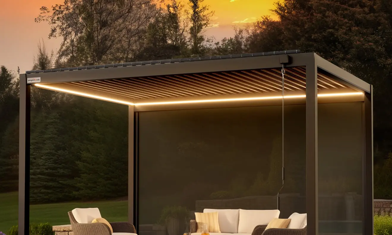 Pergola mit Lamellendach und LED-Lichtern, umgeben von Gartenmöbeln und Bäumen