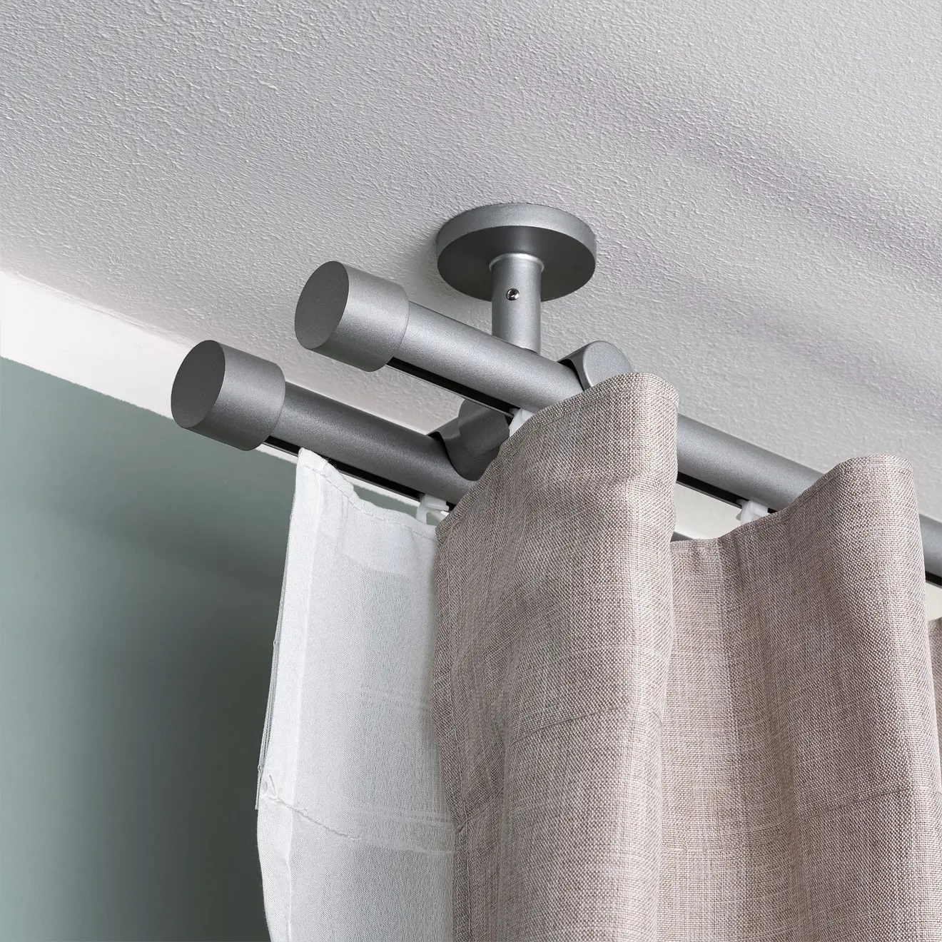 Gardinenstange Set mit Innenlauf, montiert an der Decke, mit Vorhängen befestigt