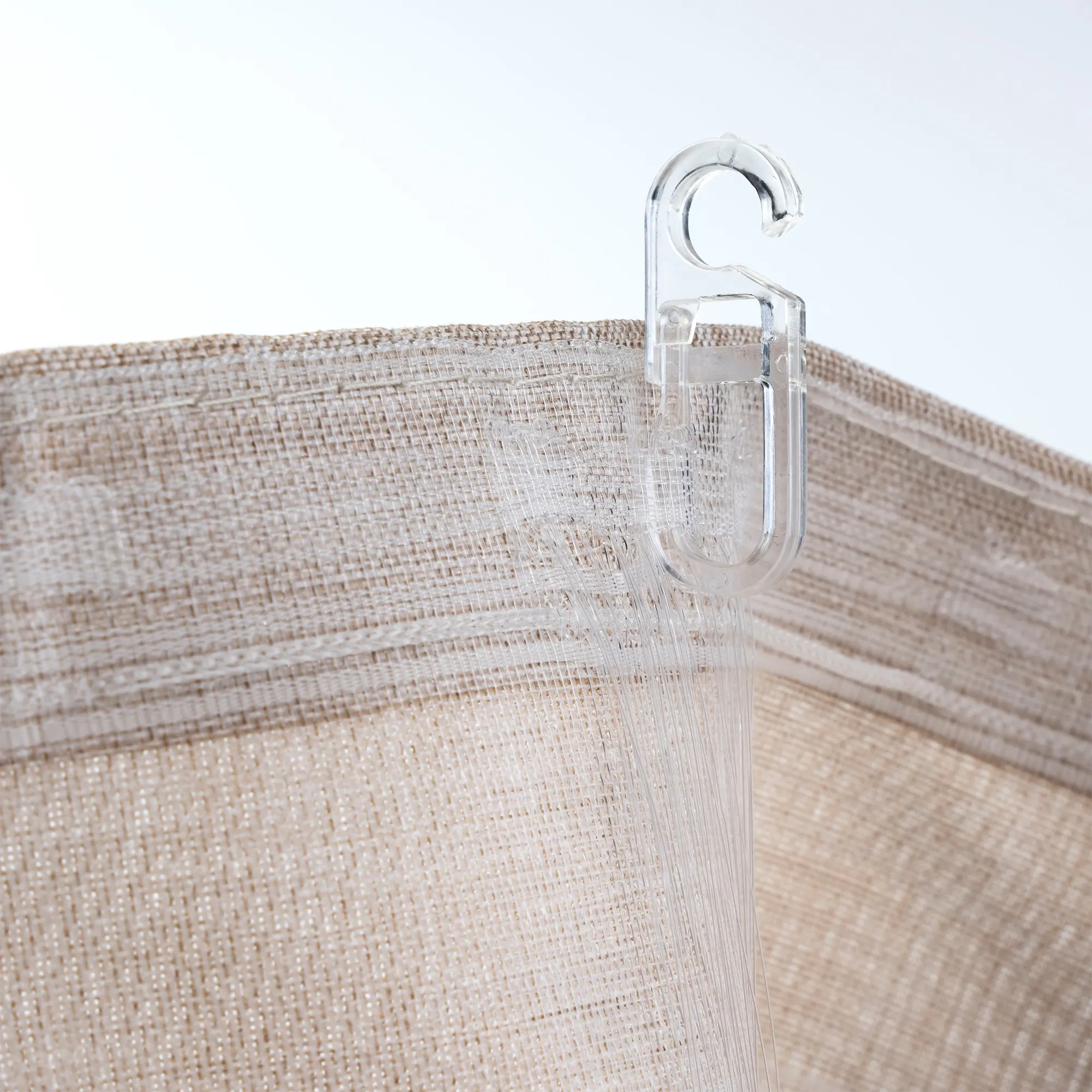 Gancio per tende con gancio per pieghe attaccato alla tenda