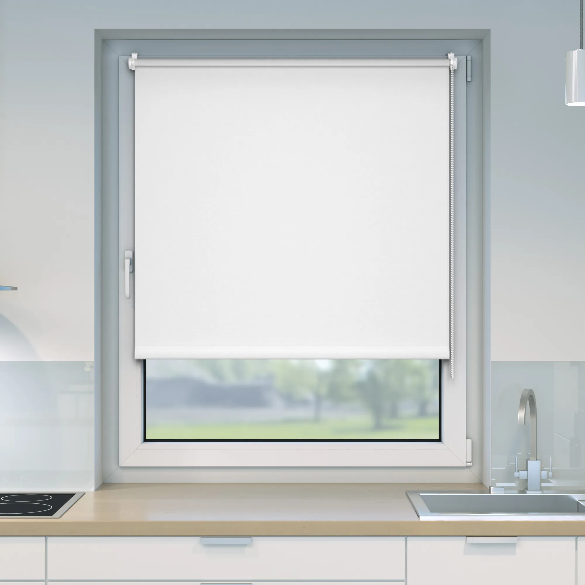 Tenda oscurante a una finestra in una cucina, con catena per alzare e abbassare